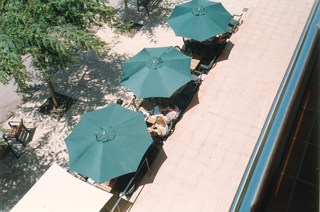 Terrassa de la pizzeria Ciccio Pizza que va estar ubicada a l'avinguda del mar de Gav&agrave; Mar fins que va ser tancada per sent&egrave;ncia judicial